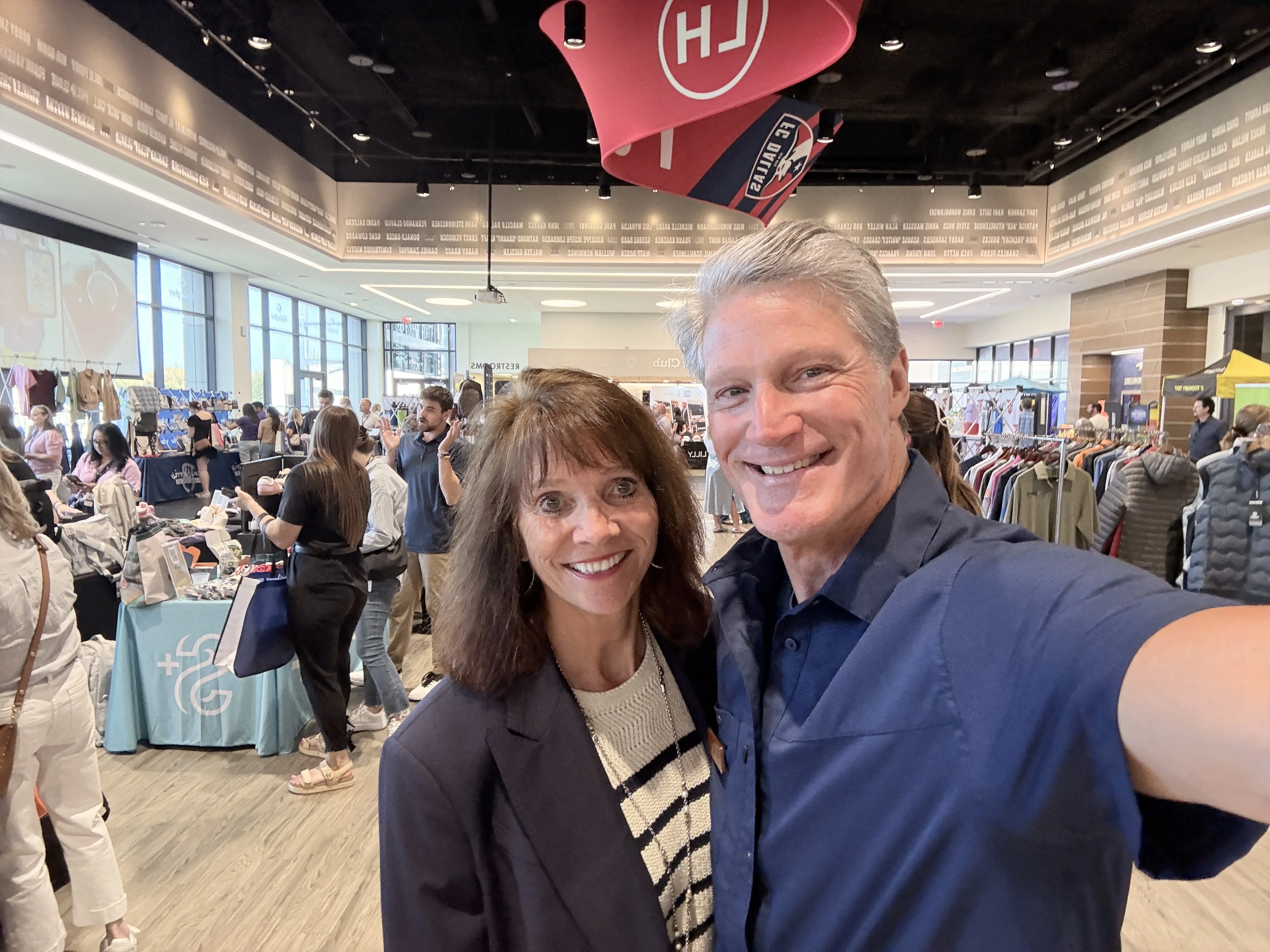 Bob Lilly Jr. and a smiling guest taking a selfie on the BLP Brand Camp show floor